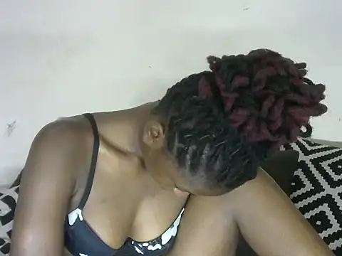 Snapshot of Pretty-emmie chatting on 02.19.25 Pretty-emmie online show from 02.19.25