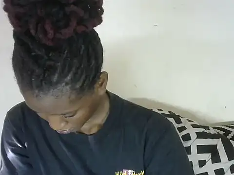 Snapshot of Pretty-emmie chatting on 02.21.25 Pretty-emmie online show from 02.21.25