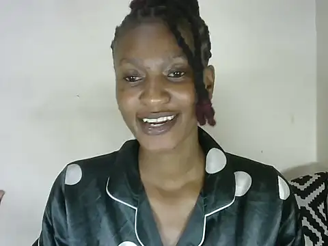 Snapshot of Pretty-emmie chatting on 03.08.25 Pretty-emmie online show from 03.08.25