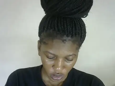 Snapshot of Pretty-emmie chatting on 10.04.25 Pretty-emmie online show from 10.04.25