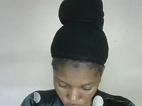 Snapshot of Pretty-emmie chatting on 10.04.25 Pretty-emmie online show from 10.04.25