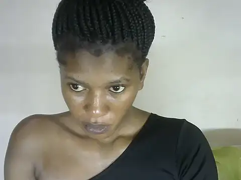 Snapshot of Pretty-emmie chatting on 10.07.25 Pretty-emmie online show from 10.07.25