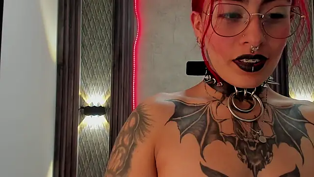 Snapshot of selene_red_ chatting on 01.11.25 selene red online show from 01.11.25