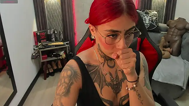 Snapshot of selene_red_ chatting on 02.05.25 selene red online show from 02.05.25