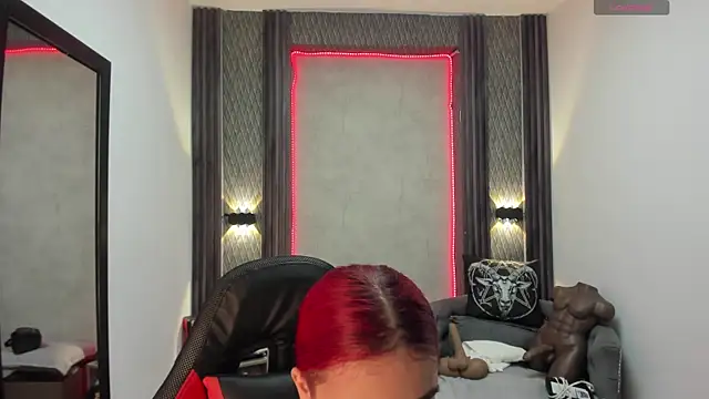Snapshot of selene_red_ chatting on 02.10.25 selene red online show from 02.10.25