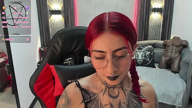 Snapshot of selene_red_ chatting on 02.20.25 selene red online show from 02.20.25