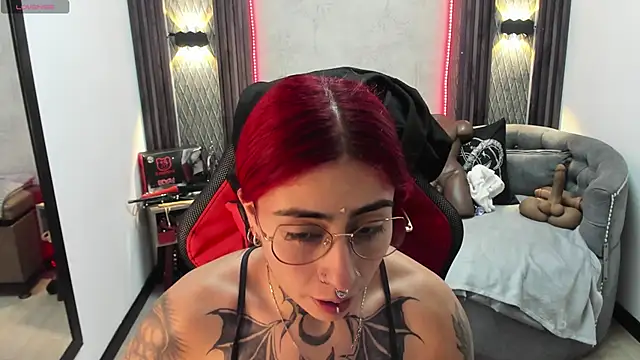 Snapshot of selene_red_ chatting on 02.26.25 selene red online show from 02.26.25