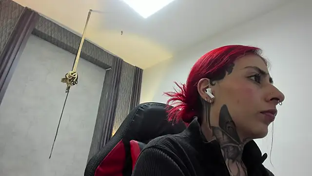 Snapshot of selene_red_ chatting on 06.15.26 selene red online show from 06.15.26