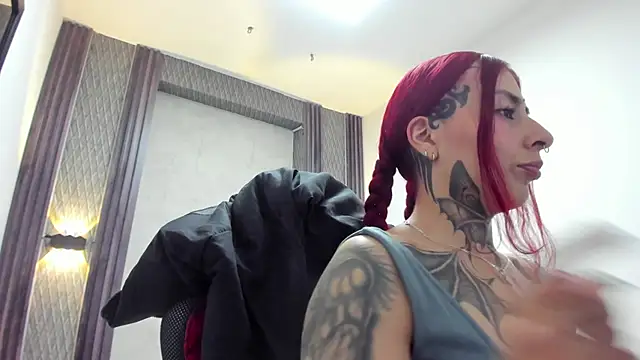 Snapshot of selene_red_ chatting on 06.28.26 selene red online show from 06.28.26