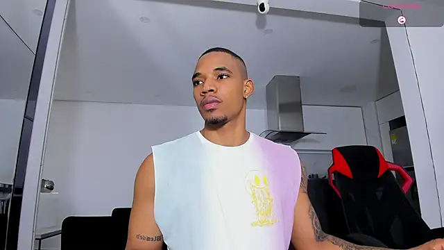 Snapshot of TROYWESLY- chatting on 10.05.25 TROYWESLY- online show from 10.05.25