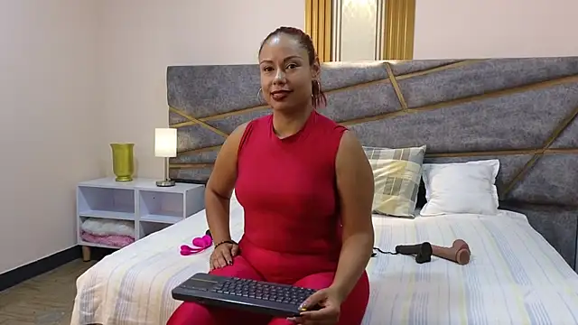 Snapshot of Julia_Gomes chatting on 01.31.25 Julia Gomes online show from 01.31.25