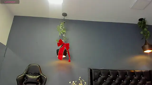 Snapshot of Hannah_Miller__ chatting on 12.18.24 Hannah Miller online show from 12.18.24