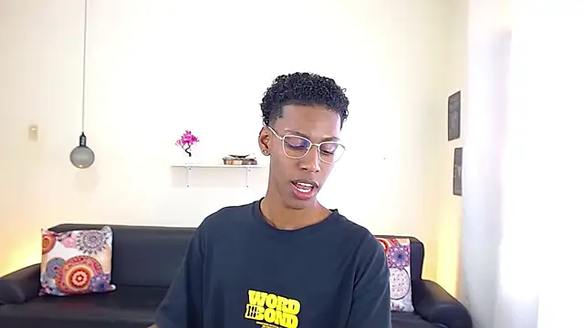 Snapshot of maiki18_ chatting on 02.14.25 maiki18 online show from 02.14.25