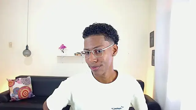 Snapshot of maiki18_ chatting on 02.15.25 maiki18 online show from 02.15.25