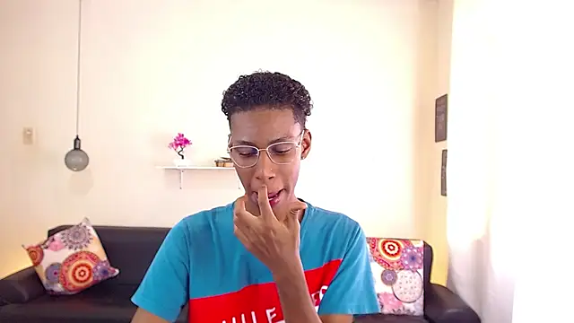 Snapshot of maiki18_ chatting on 02.28.25 maiki18 online show from 02.28.25