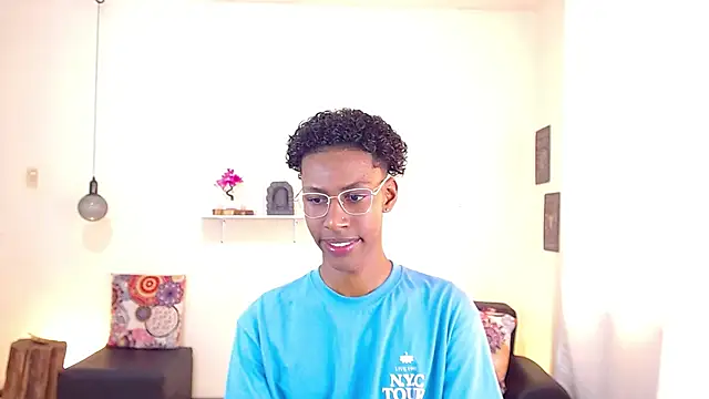 Snapshot of maiki18_ chatting on 03.19.25 maiki18 online show from 03.19.25