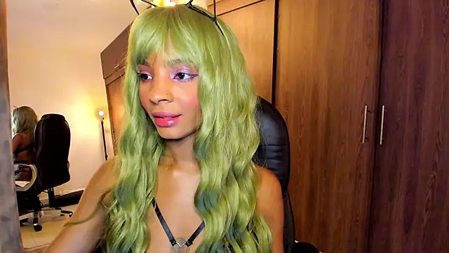 alikahouston4 online show from 10.19.25