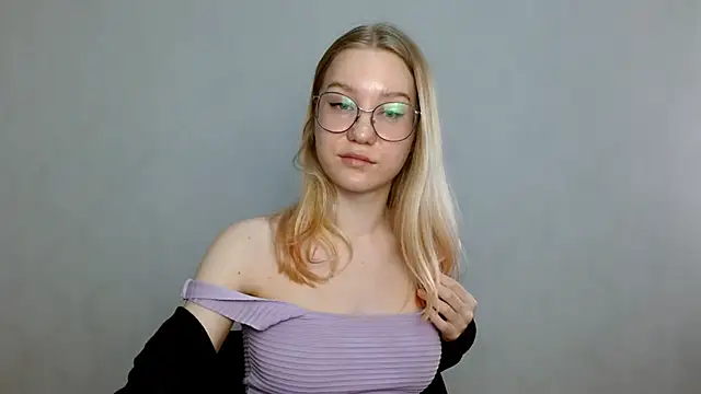 Snapshot of cindi_hot chatting on 02.22.25 cindi hot online show from 02.22.25