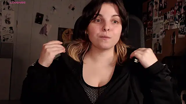 Snapshot of Saya_sweet chatting on 11.30.25 Saya sweet online show from 11.30.25