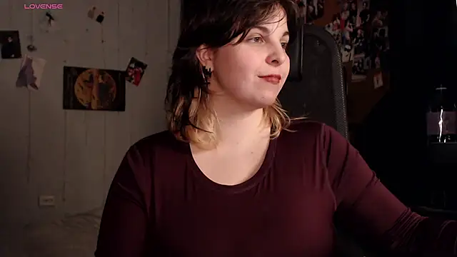 Snapshot of Saya_sweet chatting on 12.17.25 Saya sweet online show from 12.17.25