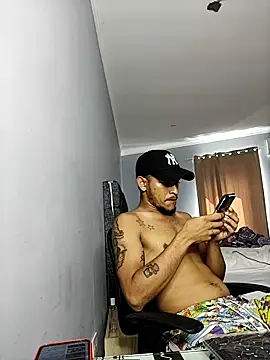 Snapshot of sexylatino22 chatting on 12.31.24 sexylatino22 online show from 12.31.24
