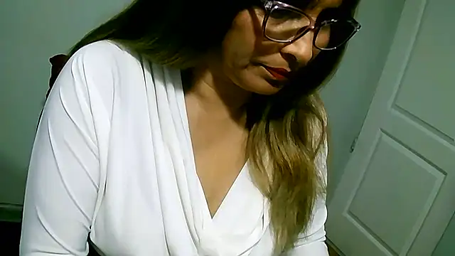 Snapshot of leona- chatting on 09.21.25 leona- online show from 09.21.25