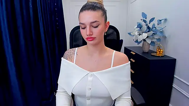 SelenaeMoore online show from 11.18.25