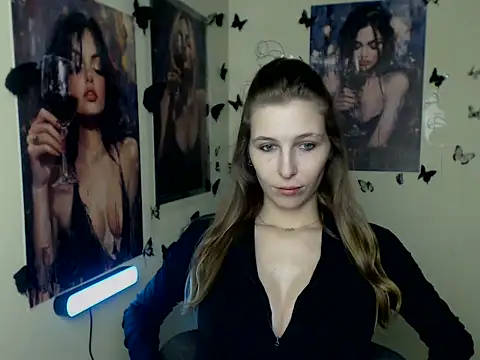 Snapshot of StrangerGi chatting on 11.13.25 StrangerGi online show from 11.13.25