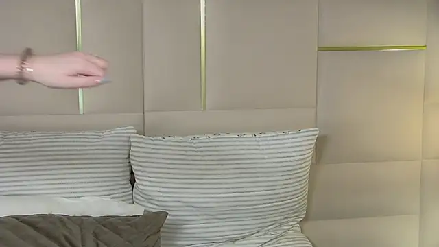 AliceMoreno online show from 10.17.25