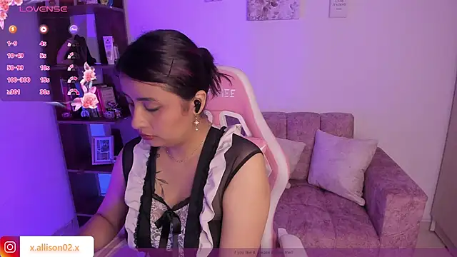 Snapshot of x_allison chatting on 09.30.25 x allison online show from 09.30.25