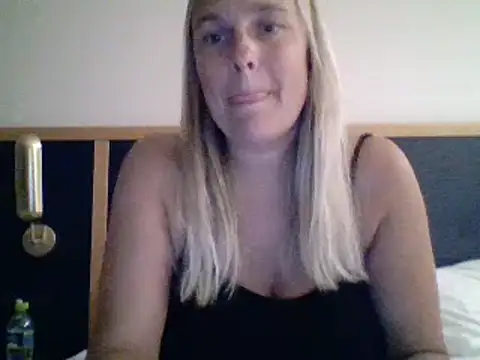 Snapshot of scrummymummy2 chatting on 10.25.25 scrummymummy2 online show from 10.25.25