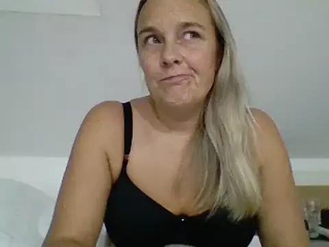 Snapshot of scrummymummy2 chatting on 11.23.25 scrummymummy2 online show from 11.23.25