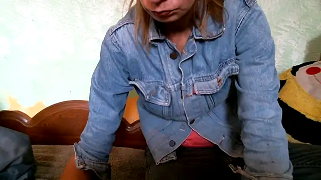 Snapshot of DennisXCaroll chatting on 10.17.25 DennisXCaroll online show from 10.17.25