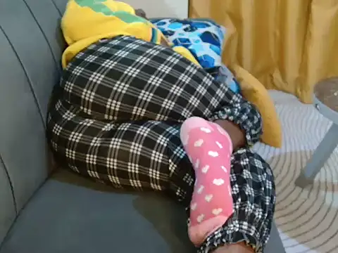 Snapshot of leslysexygirl chatting on 10.28.25 leslysexygirl online show from 10.28.25