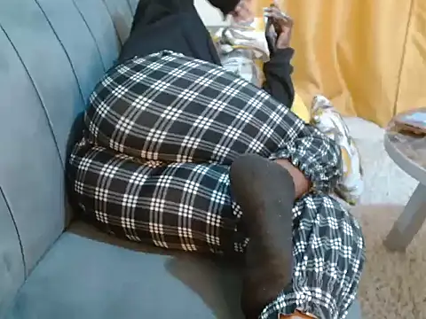 Snapshot of leslysexygirl chatting on 11.17.25 leslysexygirl online show from 11.17.25