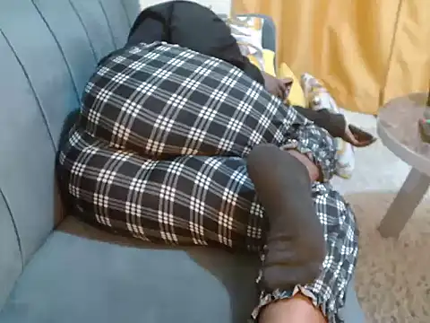 Snapshot of leslysexygirl chatting on 11.18.25 leslysexygirl online show from 11.18.25