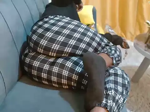 Snapshot of leslysexygirl chatting on 11.26.25 leslysexygirl online show from 11.26.25