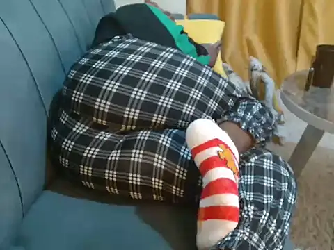 Snapshot of leslysexygirl chatting on 12.02.25 leslysexygirl online show from 12.02.25