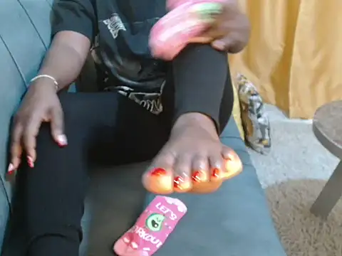 Snapshot of leslysexygirl chatting on 12.15.25 leslysexygirl online show from 12.15.25