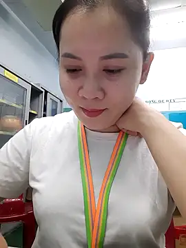 Snapshot of Benlla2802 chatting on 12.17.24 Benlla2802 online show from 12.17.24