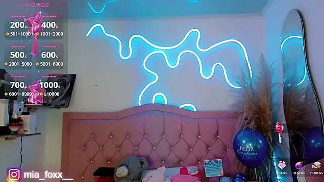 Mia foxx  online show from 10.26.25