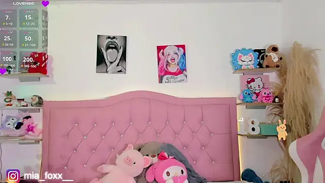 Mia foxx  online show from 11.13.25