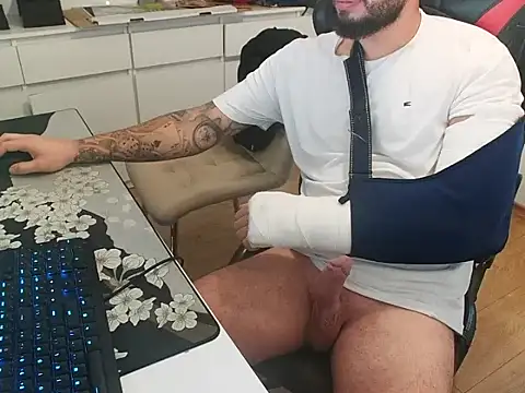 Snapshot of prezydentcam chatting on 10.13.25 prezydentcam online show from 10.13.25