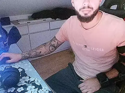 Snapshot of prezydentcam chatting on 10.24.25 prezydentcam online show from 10.24.25