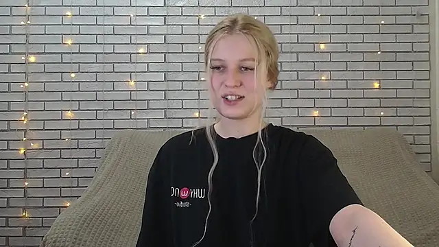 Snapshot of EmiliaDuchess chatting on 12.10.24 EmiliaDuchess online show from 12.10.24