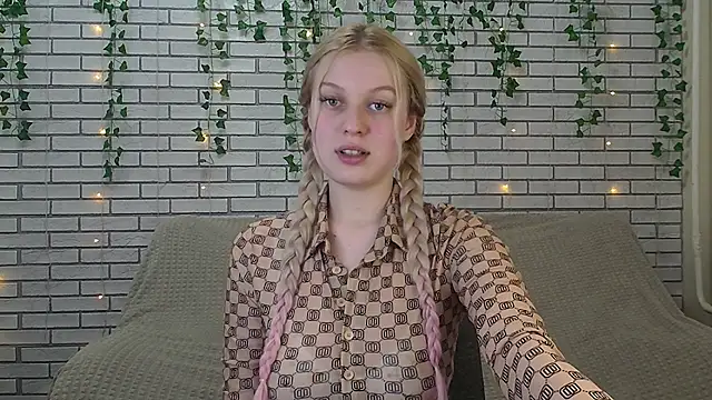 Snapshot of EmiliaDuchess chatting on 12.13.24 EmiliaDuchess online show from 12.13.24