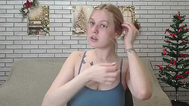 Snapshot of EmiliaDuchess chatting on 12.19.24 EmiliaDuchess online show from 12.19.24