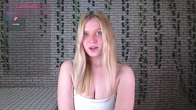 Snapshot of EmiliaDuchess chatting on 10.11.25 EmiliaDuchess online show from 10.11.25