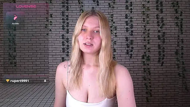 Snapshot of EmiliaDuchess chatting on 10.13.25 EmiliaDuchess online show from 10.13.25