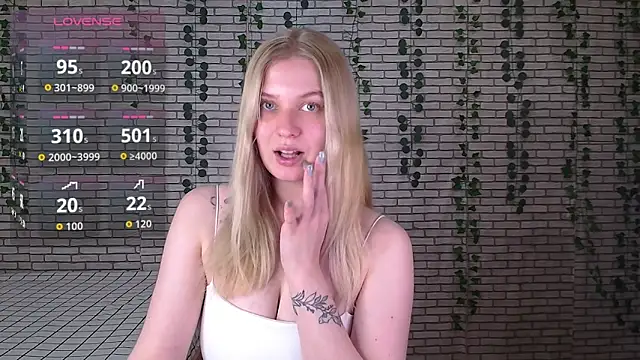 Snapshot of EmiliaDuchess chatting on 10.15.25 EmiliaDuchess online show from 10.15.25